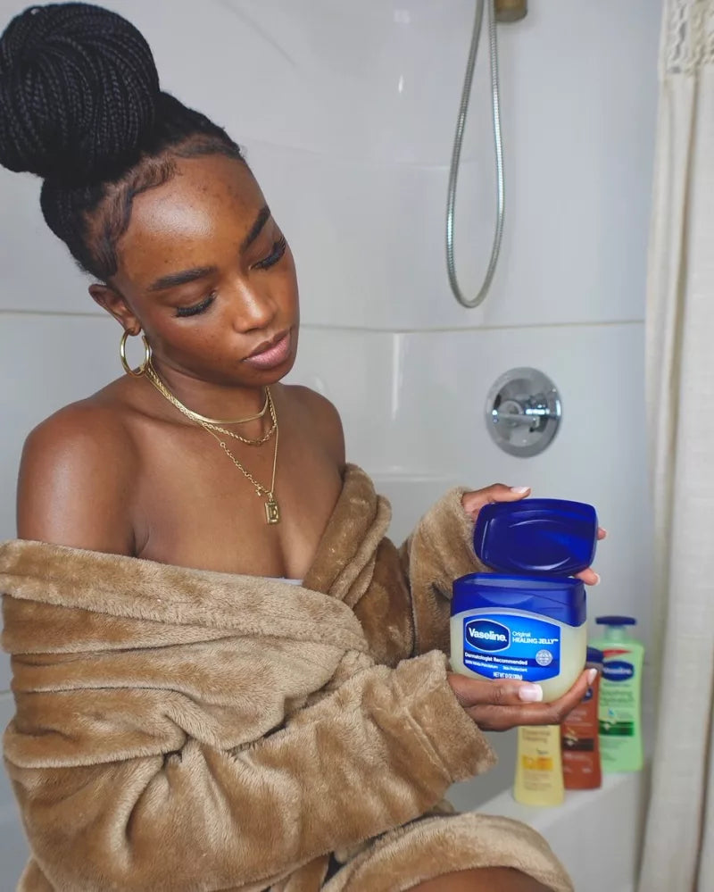 Vaseline MEN Fresh BLUE SEAL Petroleum Jelly is a specially formulated jelly designed specifically for men’s unique skincare needs. This variant will help to moisturise dry skin, leaving it feeling fresh, hydrated and protected